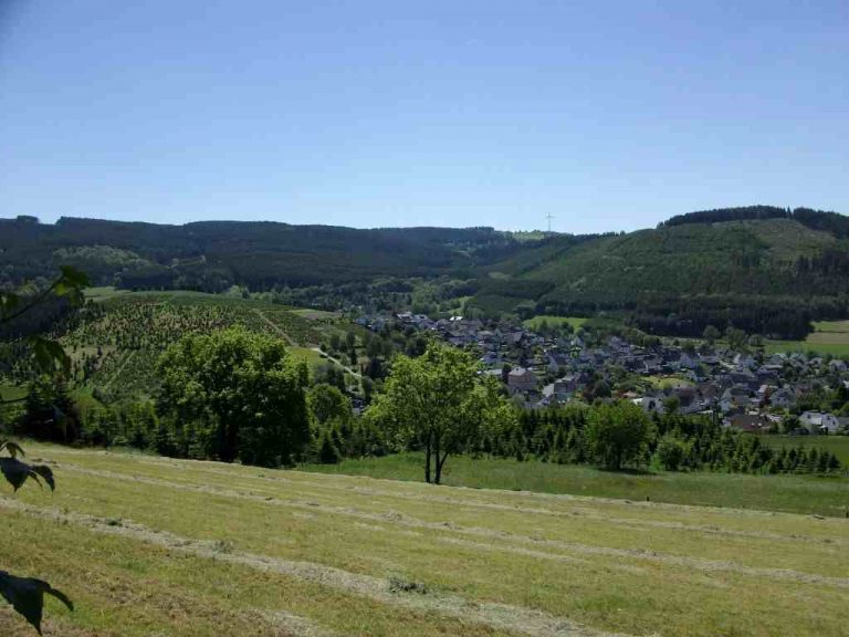 Blick auf Oberhundem 1024 x 768