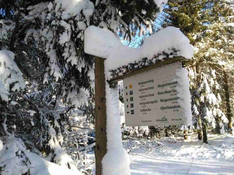 Eingeschneiter Wegweiser am Steinernen Kreuz 1080 x 768