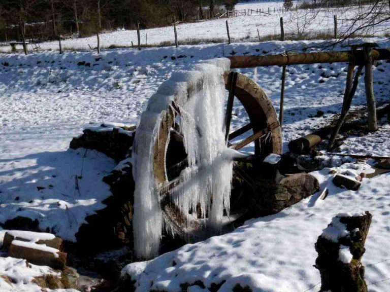 Gefrorenes Wasserrad an der Oberhundemer Bergtour 1024