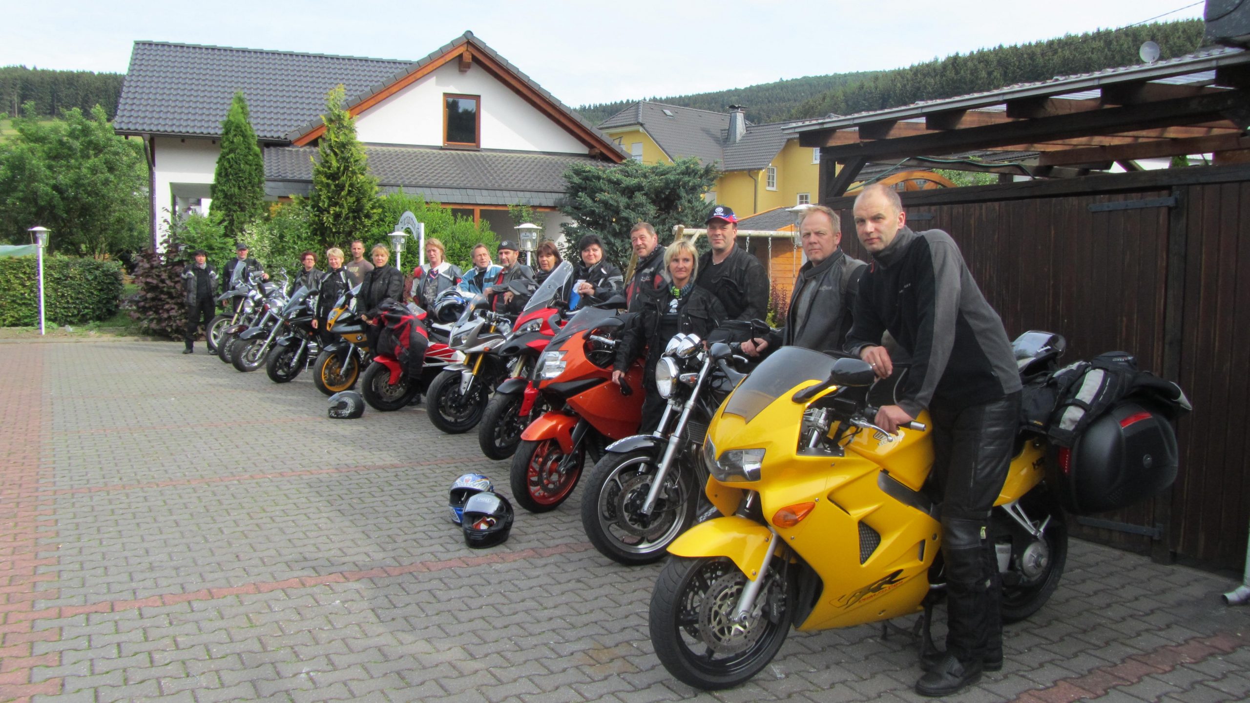 Motorradgruppe auf Pfingsten 2 scaled