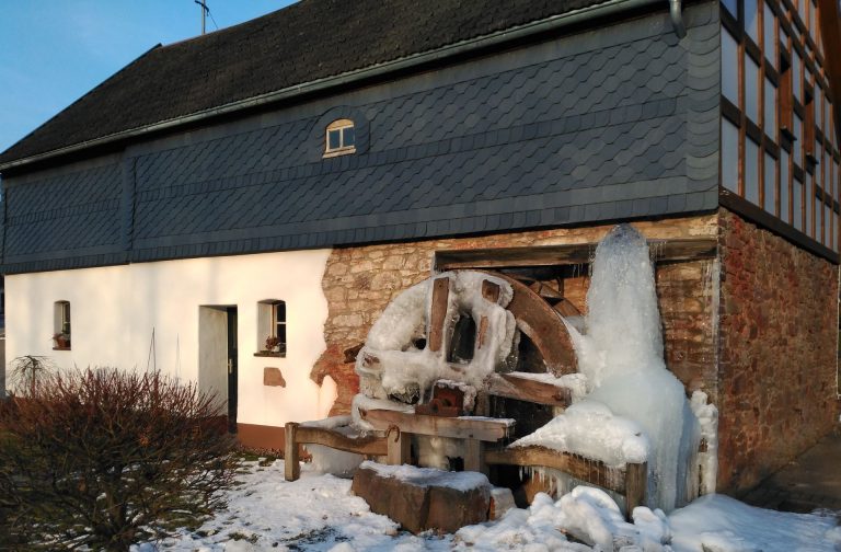 Wasserrad im Winter 1920 x 1260